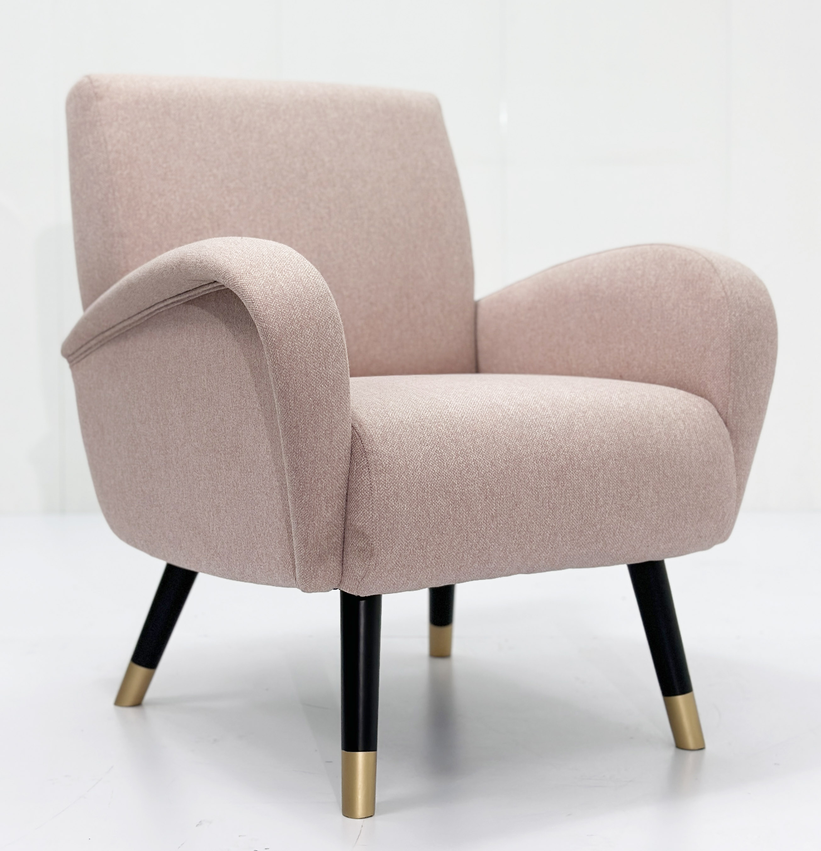Luxurious Comfort For Your Furry Friends: Pink Velvet Pet Beds